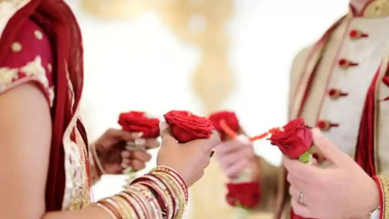 यूपी में अनोखी शादी: दुल्हन ने शादी से किया इनकार, प्रेमी के पास गई