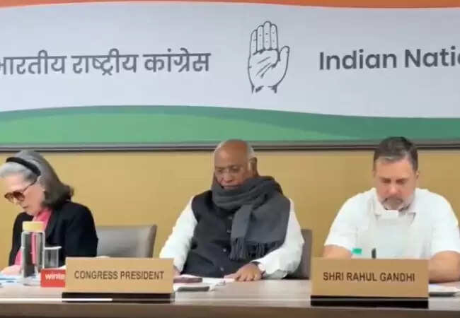 कांग्रेस वर्किंग कमेटी की बैठक में राजनीतिक स्थिति पर चर्चा