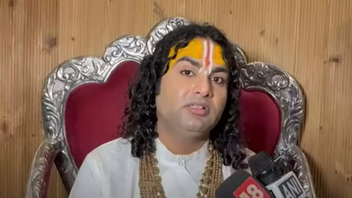 अनिरुद्धाचार्य के विवादास्पद बयान पर स्पष्टीकरण: महिलाओं और लिव-इन-रिलेशनशिप पर टिप्पणियाँ