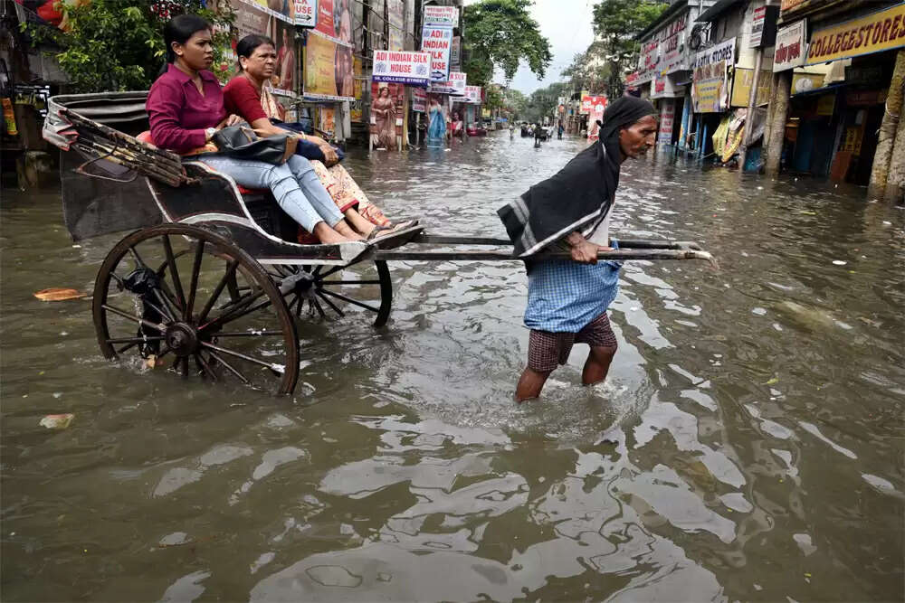 कोलकाता में मूसलधार बारिश से बाढ़, 7 लोगों की मौत
