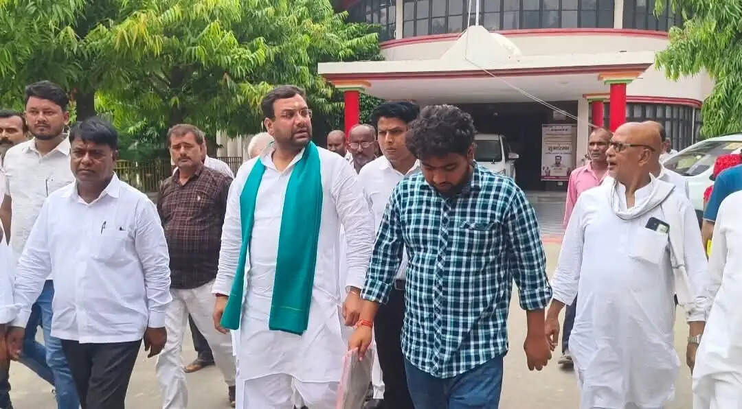 पूर्व विधायक अमन मणि त्रिपाठी ने जिलाधिकारी से की जनसमस्याओं पर चर्चा