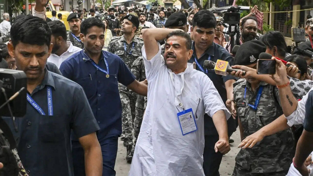 पश्चिम बंगाल विधानसभा चुनाव में सुवेंदु अधिकारी का पोलिंग बूथ पर विवाद