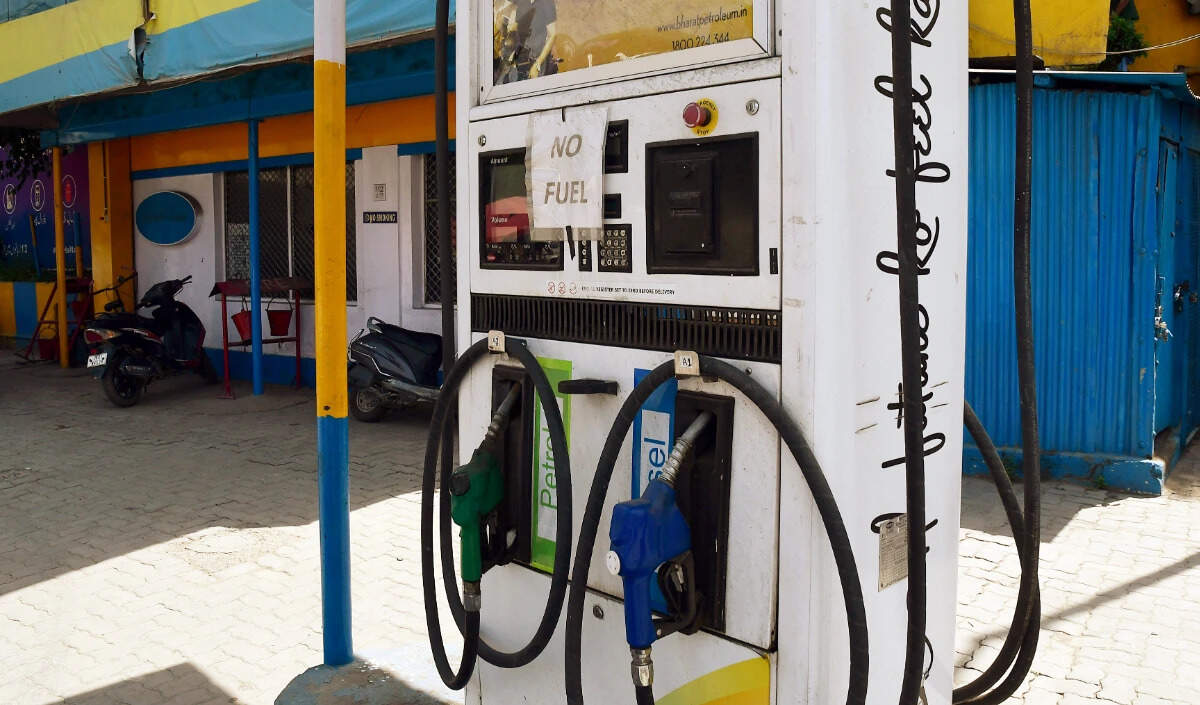 कच्चे तेल की कीमतों में वृद्धि से OMCs पर दबाव, रिफाइनरी शुल्क में कटौती पर विचार