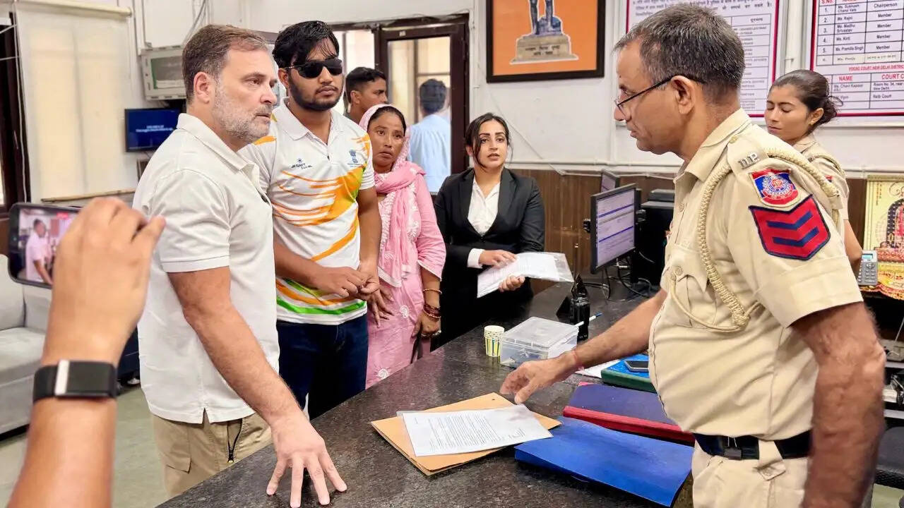 दिल्ली पुलिस ने राहुल गांधी की पैलेट गन शिकायत पर FIR दर्ज करने का किया ऐलान