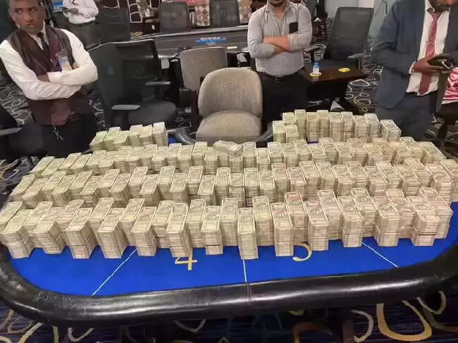 कर्नाटक विधायक के.सी. वीरेंद्र की गिरफ्तारी: 12 करोड़ रुपये और लग्जरी सामान बरामद