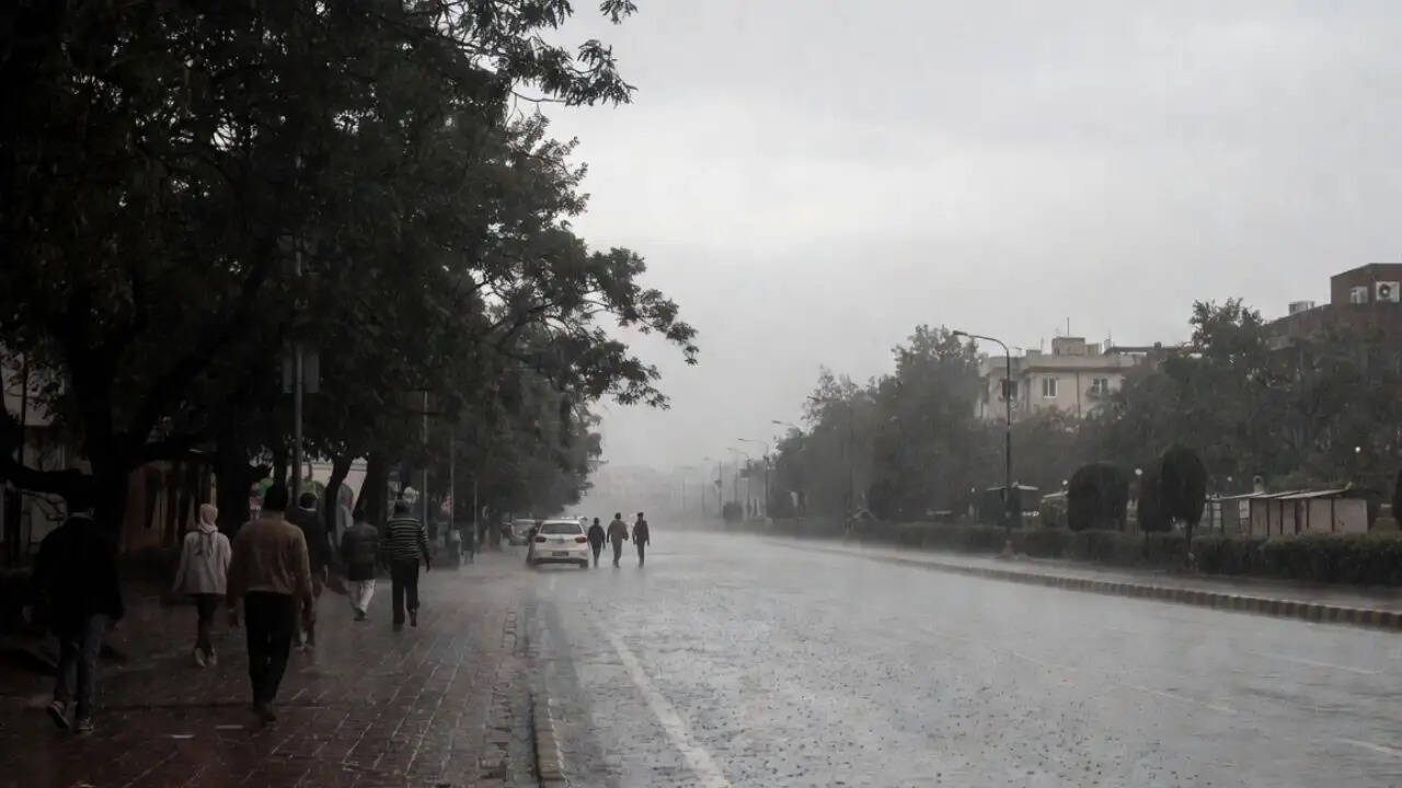 दिल्ली में मौसम में अचानक बदलाव: ठंडी हवाओं और बारिश का असर