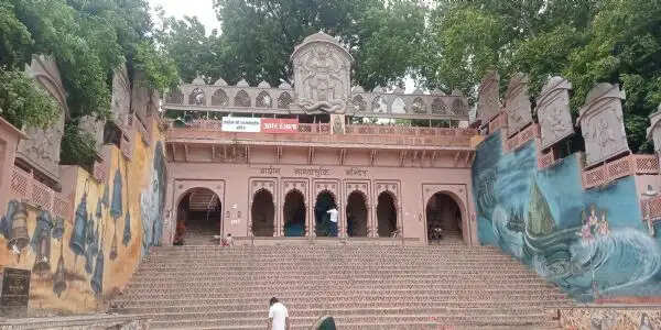 प्रयागराज में है विश्व का एक मात्र नागराज वासुकी का मंदिर