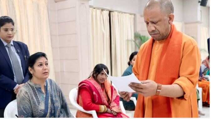 मुख्यमंत्री योगी आदित्यनाथ ने जनता दर्शन में समस्याएं सुनीं, अवैध कब्जे पर सख्त कार्रवाई का आश्वासन