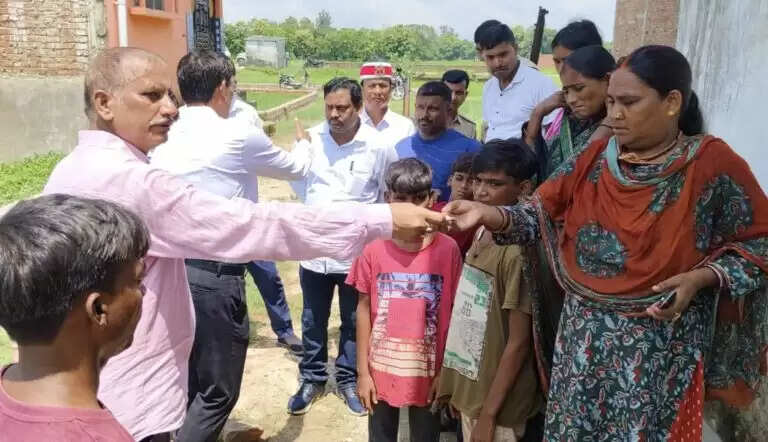 नौतनवा में पिता के अंतिम संस्कार की दर्दनाक तस्वीर ने जगाई मानवता की उम्मीद