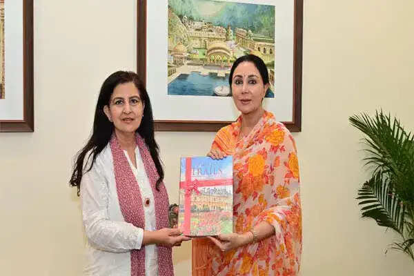 जालंधर की लेखिका सीमा आनंद चोपड़ा ने दीया कुमारी को भेंट की 'टाइमलेस-ट्रेल्स'