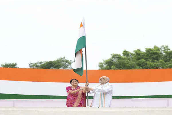 अमित शाह ने 'हर घर तिरंगा' अभियान के तहत अपने आवास पर फहराया राष्ट्रीय ध्वज