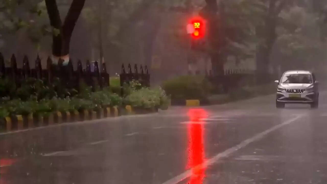 दिल्ली-एनसीआर में बारिश का अलर्ट: मौसम विभाग ने जारी किया रेड अलर्ट