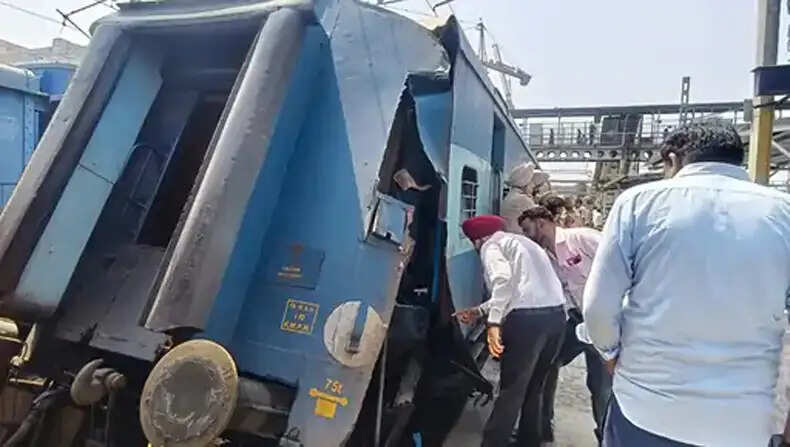 लुधियाना में वैष्णो देवी जा रही ट्रेन का हादसा, यात्रियों में मची अफरातफरी
