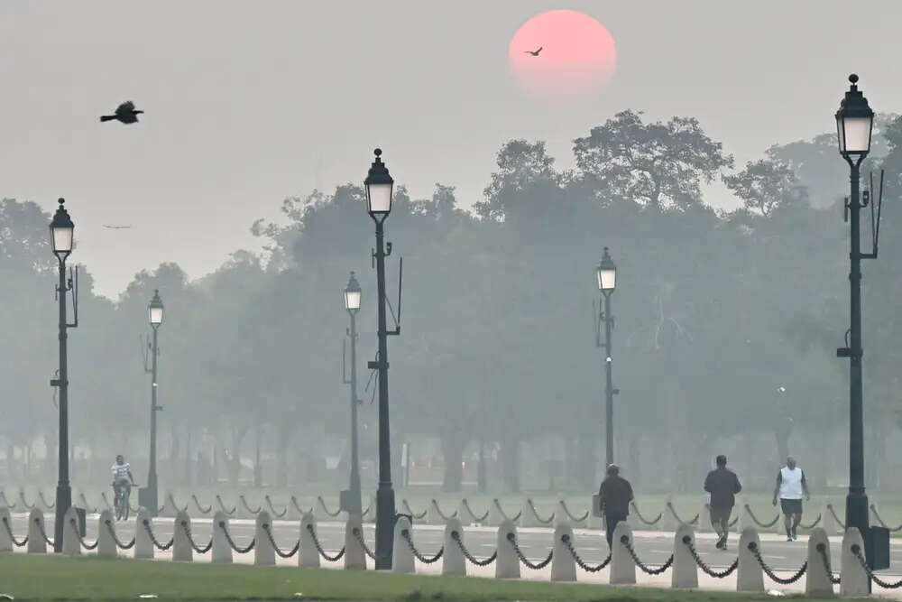 राष्ट्रीय राजधानी क्षेत्र में वायु गुणवत्ता में गिरावट, एक्यूआई गंभीर स्तर पर पहुंचा