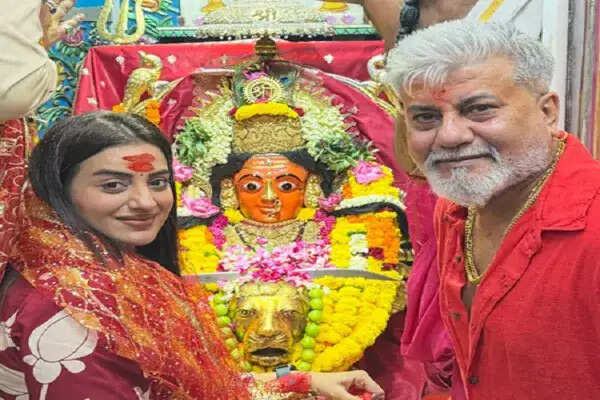 अक्षरा सिंह ने 'वेलकम टू द जंगल' फिल्म से पहले मांगा आशीर्वाद