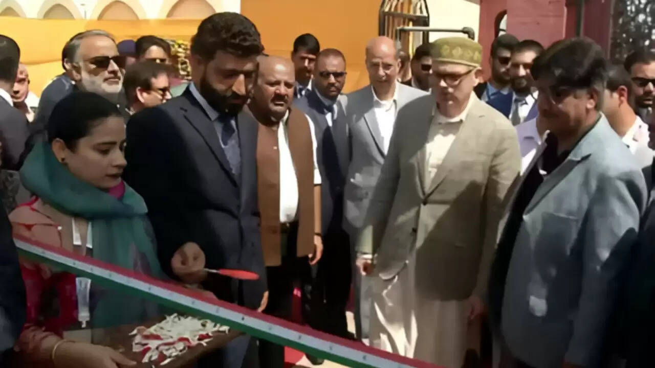 जम्मू-कश्मीर के मुख्यमंत्री उमर अब्दुल्ला का अनोखा फैसला: तिरंगे के रंगों वाली रिबन को काटने से किया इनकार