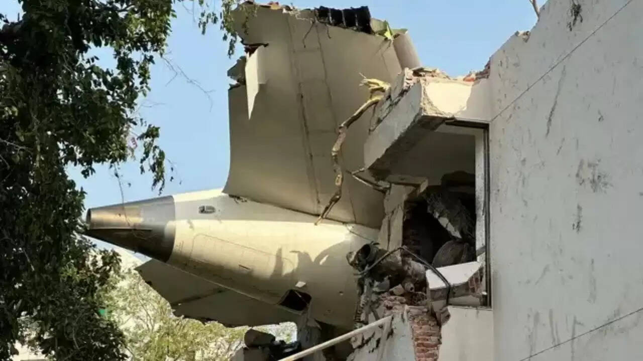 एयर इंडिया विमान हादसे पर उठे गंभीर सवाल: क्या तकनीकी खामियां हैं जिम्मेदार?