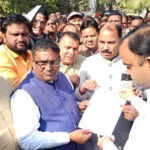 फरीदाबाद में निगम कर्मचारियों का प्रदर्शन, आयुक्त पर भेदभाव का आरोप