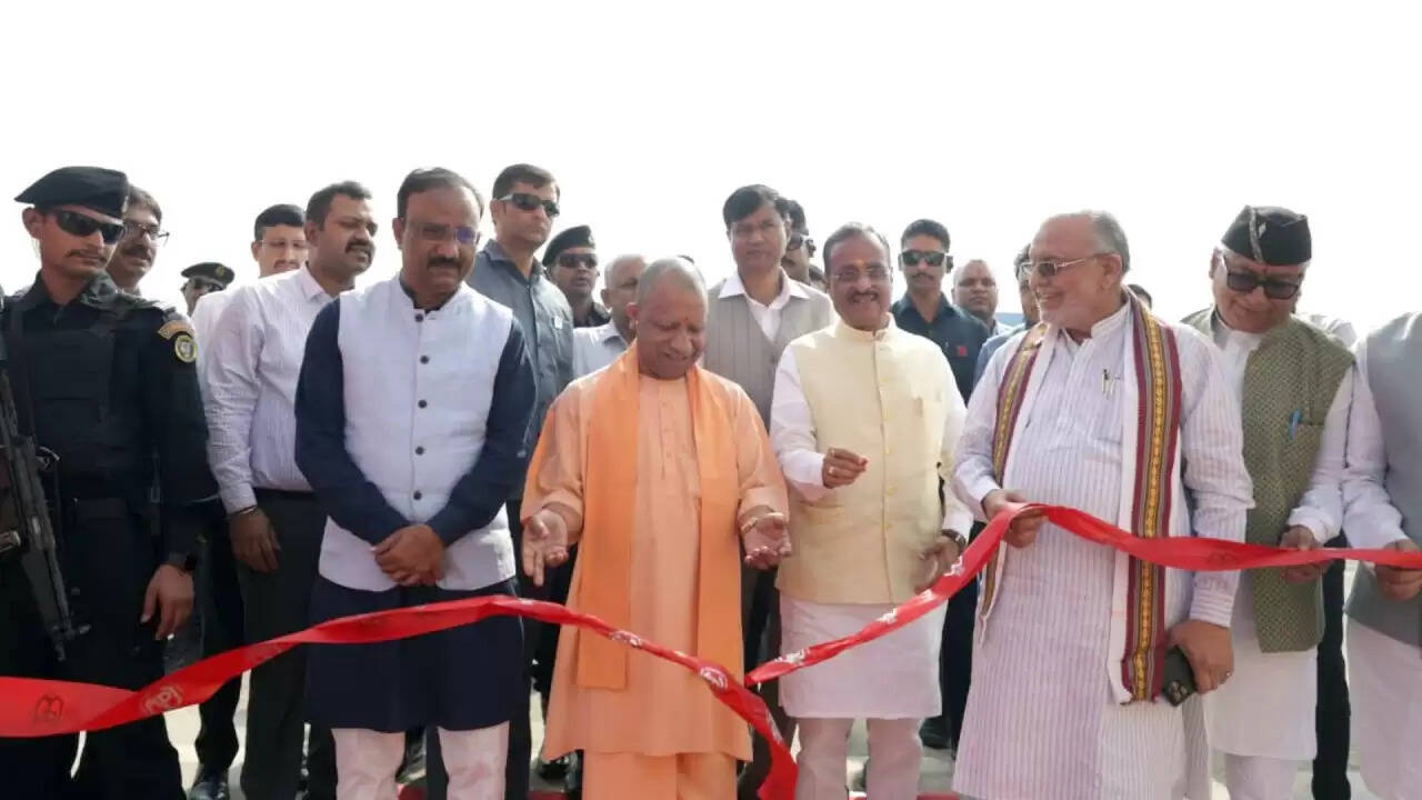 लखनऊ में CM योगी ने माफिया मुक्त भूमि पर 72 परिवारों को सौंपे फ्लैट