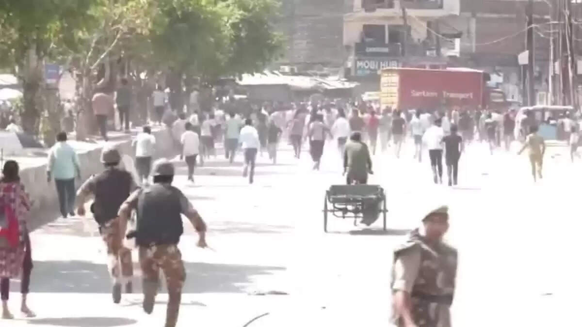 नोएडा में प्रशासन ने आंदोलन के खिलाफ सख्त कदम उठाए