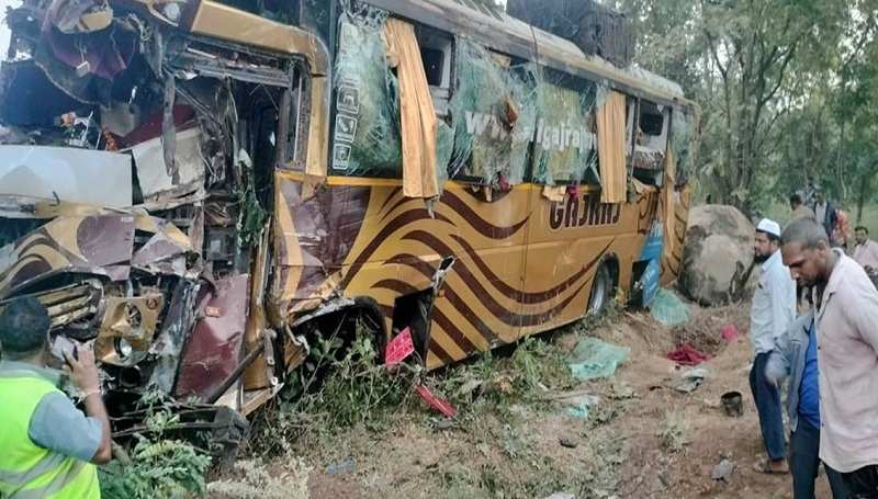 (अपडेट) इंदौर से अहमदाबाद जा रही बस ने दूसरी बस को टक्कर मारी, दो बच्चों समेत चार की मौत, 19 घायल