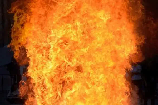 पुणे में गैस सिलेंडर विस्फोट से दो की मौत, छह वर्षीय बच्ची ने बचाई जान