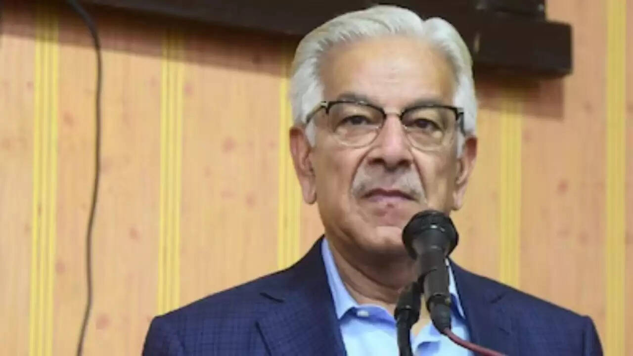 पाकिस्तान के रक्षा मंत्री का विवादास्पद बयान: अफगान शरणार्थियों को बताया दुश्मन