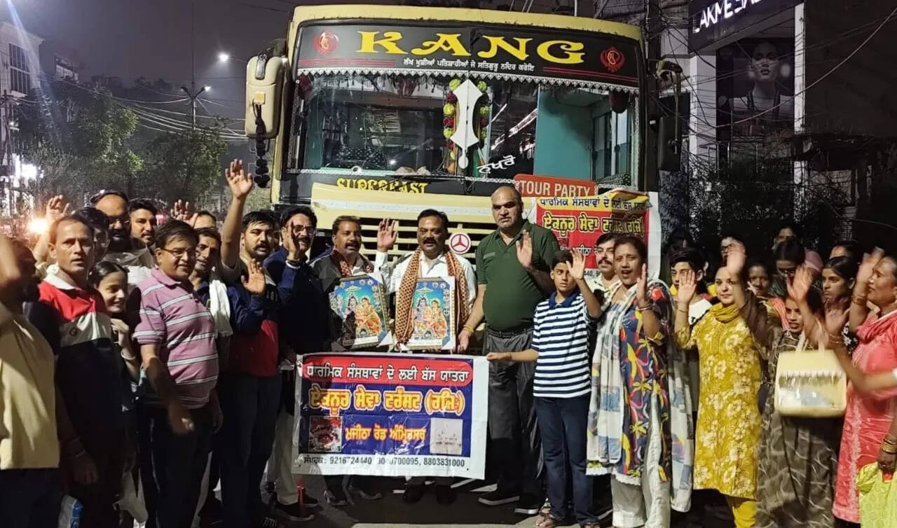 एकनूर सेवा ट्रस्ट द्वारा श्रद्धालुओं को मंदिरों के दर्शन