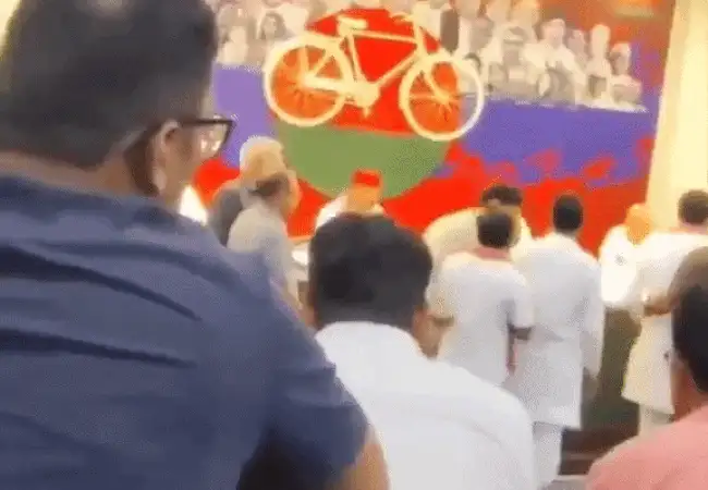 समाजवादी पार्टी की बैठक में विवाद, एटा और कासगंज की कार्यकारिणी भंग