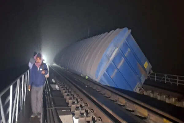 बिहार में मालगाड़ी दुर्घटना से ट्रेनों का परिचालन प्रभावित