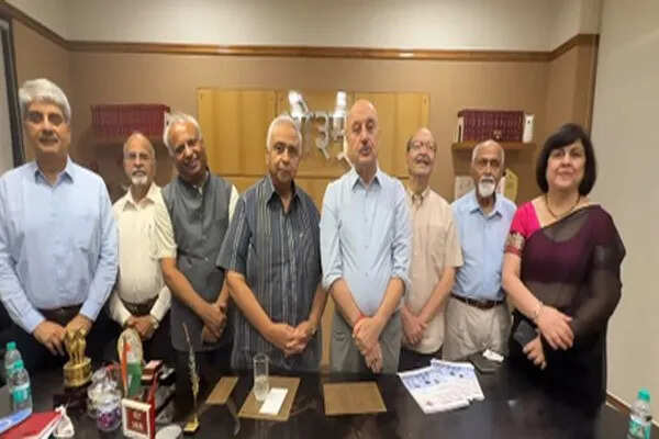 अनुपम खेर का डीएवी स्कूल में खास दौरा और नई फिल्म का समर्थन