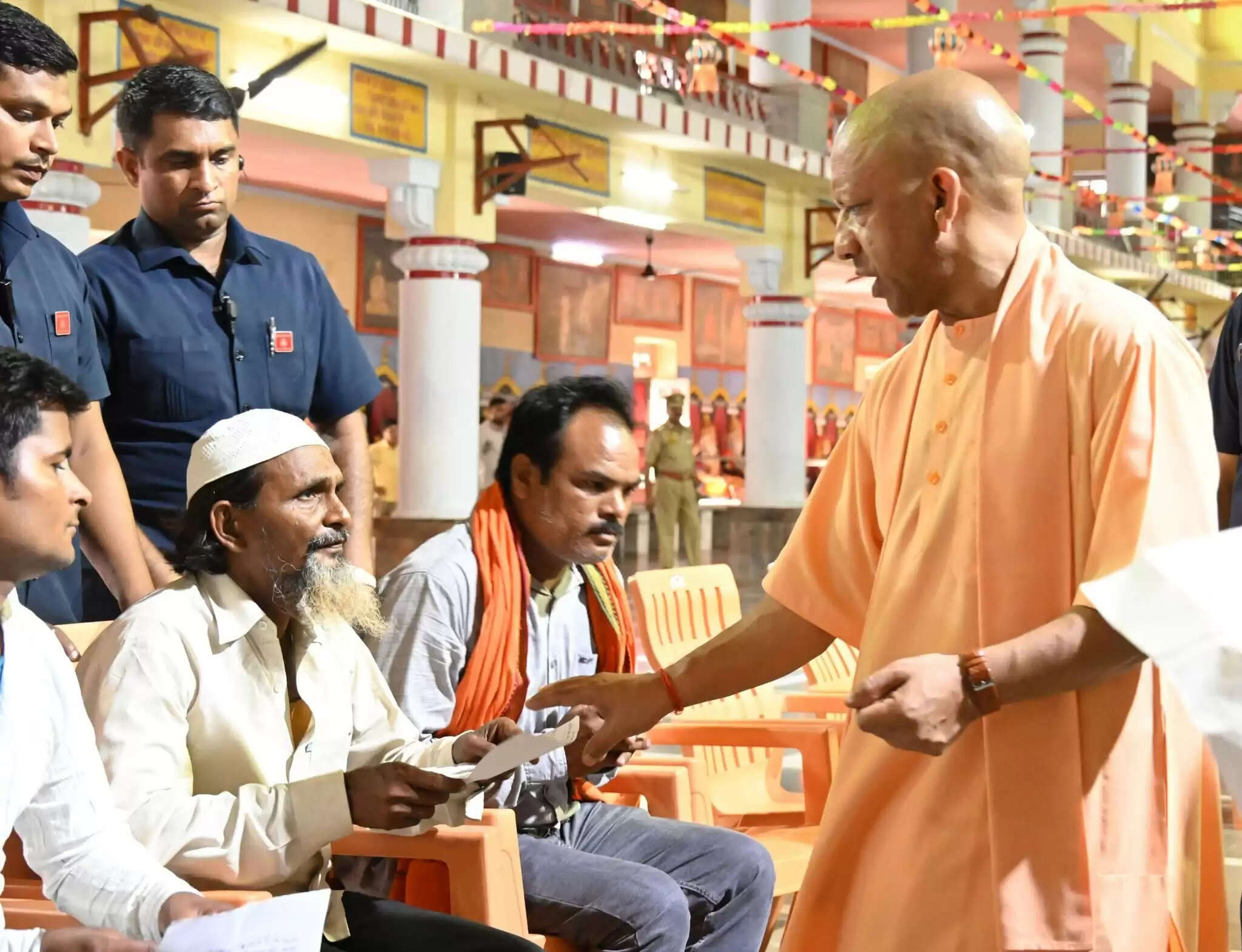 मुख्यमंत्री योगी आदित्यनाथ ने गोरखपुर में जनता दर्शन कार्यक्रम में सुनीं समस्याएं
