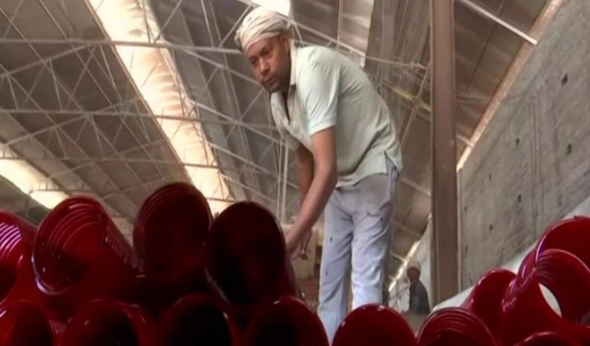 फिरोजाबाद का कांच उद्योग संकट में: गैस की कमी से उत्पादन प्रभावित