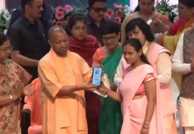 सीएम योगी ने आंगनवाड़ी कार्यकर्ताओं को स्मार्टफोन और नियुक्ति पत्र वितरित किए