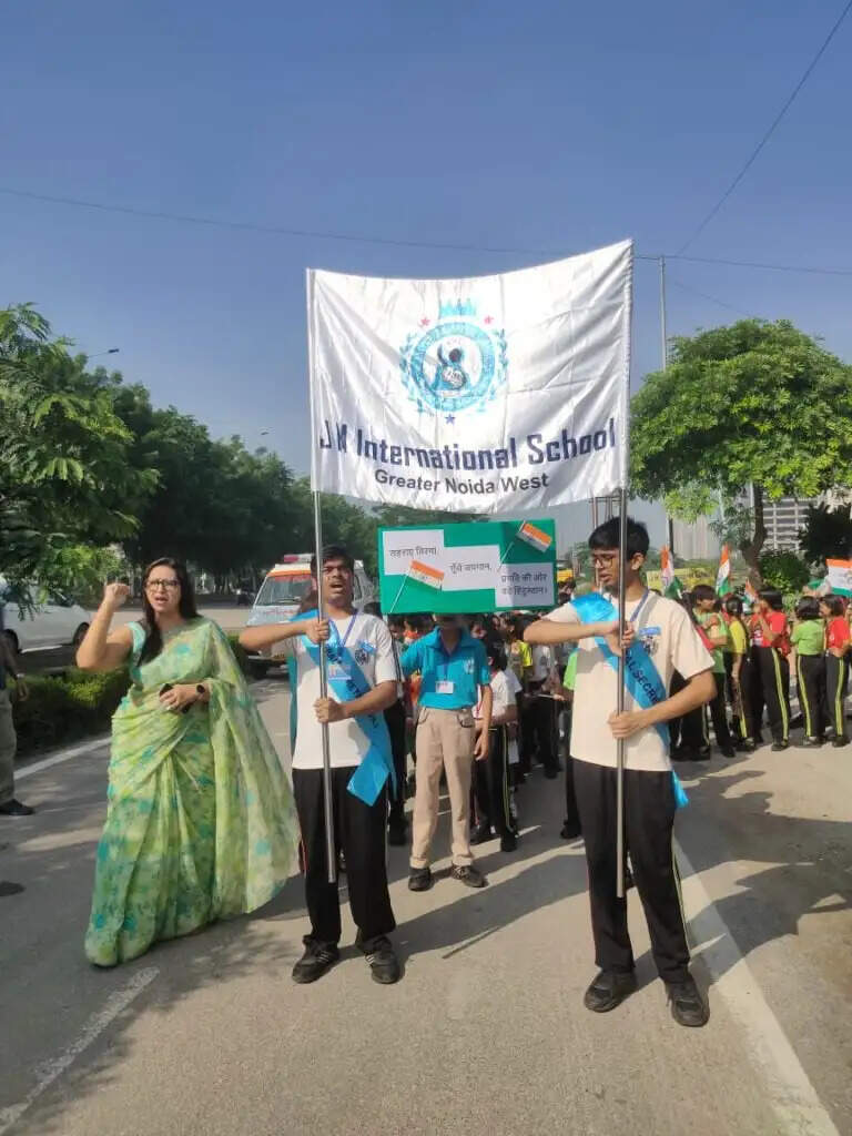ग्रेटर नोएडा में जे.एम. इंटरनेशनल स्कूल में तिरंगा यात्रा का आयोजन
