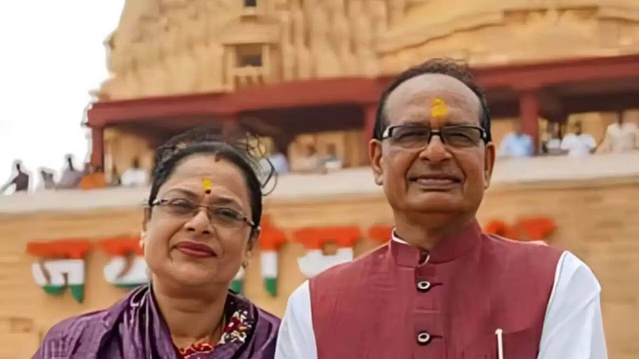शिवराज सिंह चौहान का गुजरात दौरा: पत्नी को भूलकर निकले, फिर लौटे