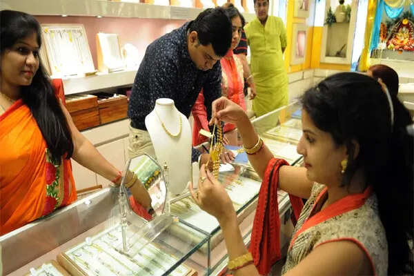 सोने और चांदी की कीमतों में भारी गिरावट: जानें कारण