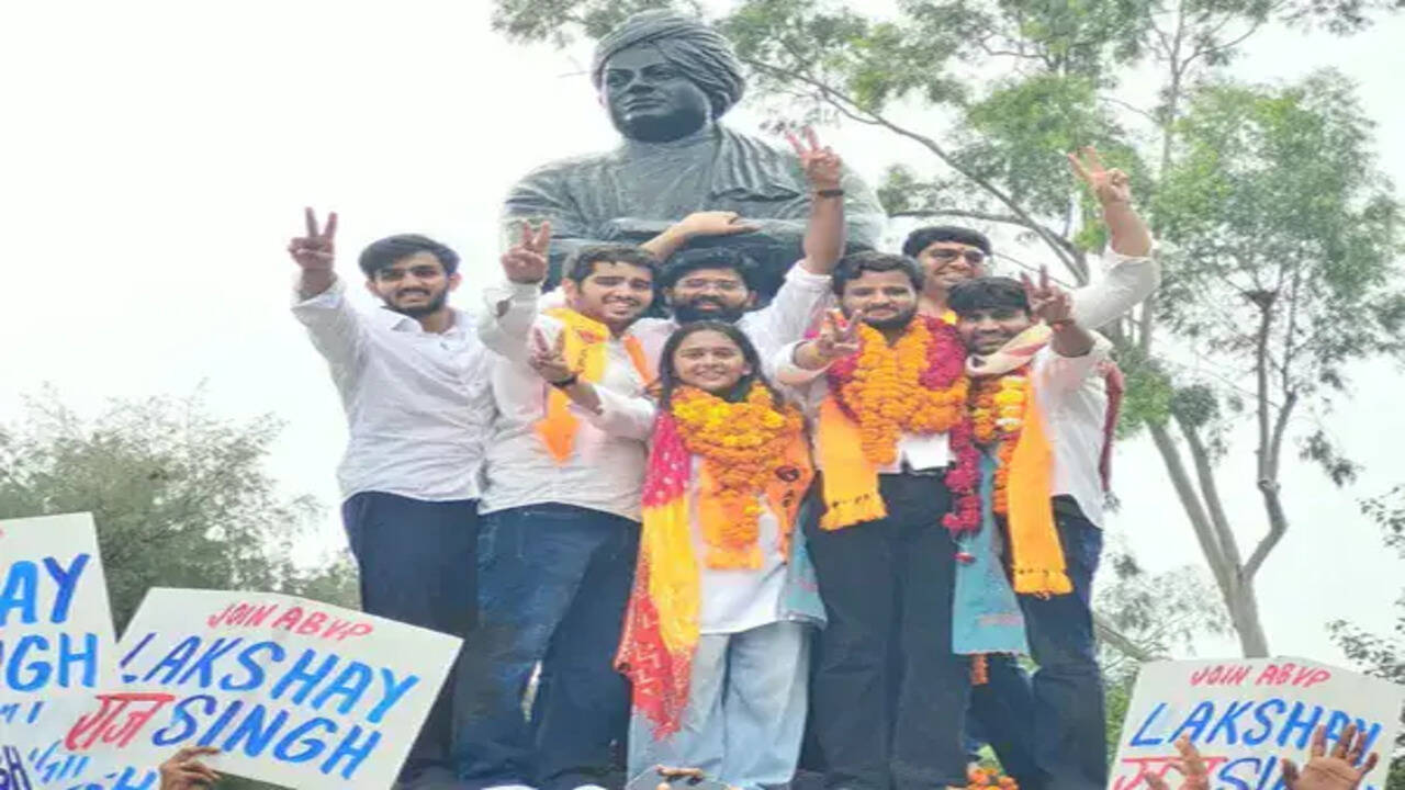 ABVP की जीत: डूसू चुनाव 2026 में तीन प्रमुख पदों पर कब्जा