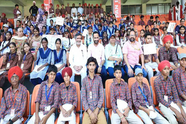 बरनाला के 1100 विद्यार्थियों ने पहली बार स्टेडियम में टेस्ट मैच का अनुभव किया