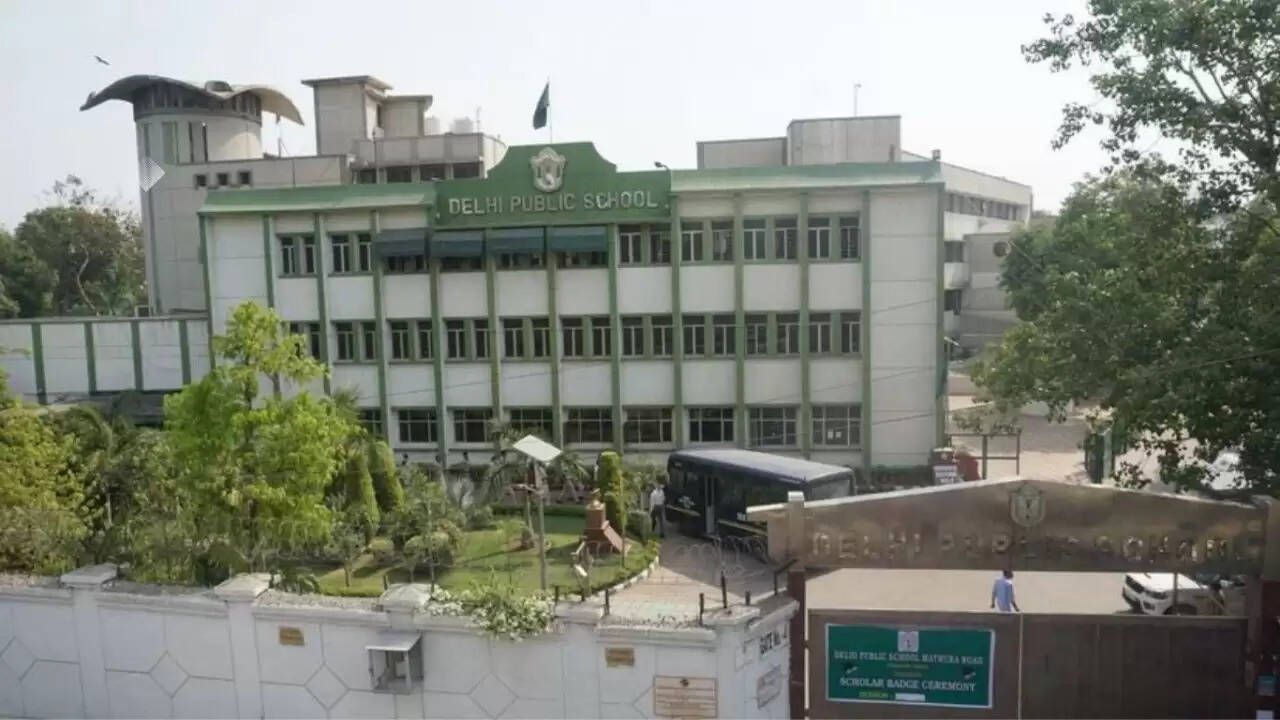 दिल्ली DPS स्कूल में बम की धमकी: छात्रों और कर्मचारियों को सुरक्षित निकाला गया