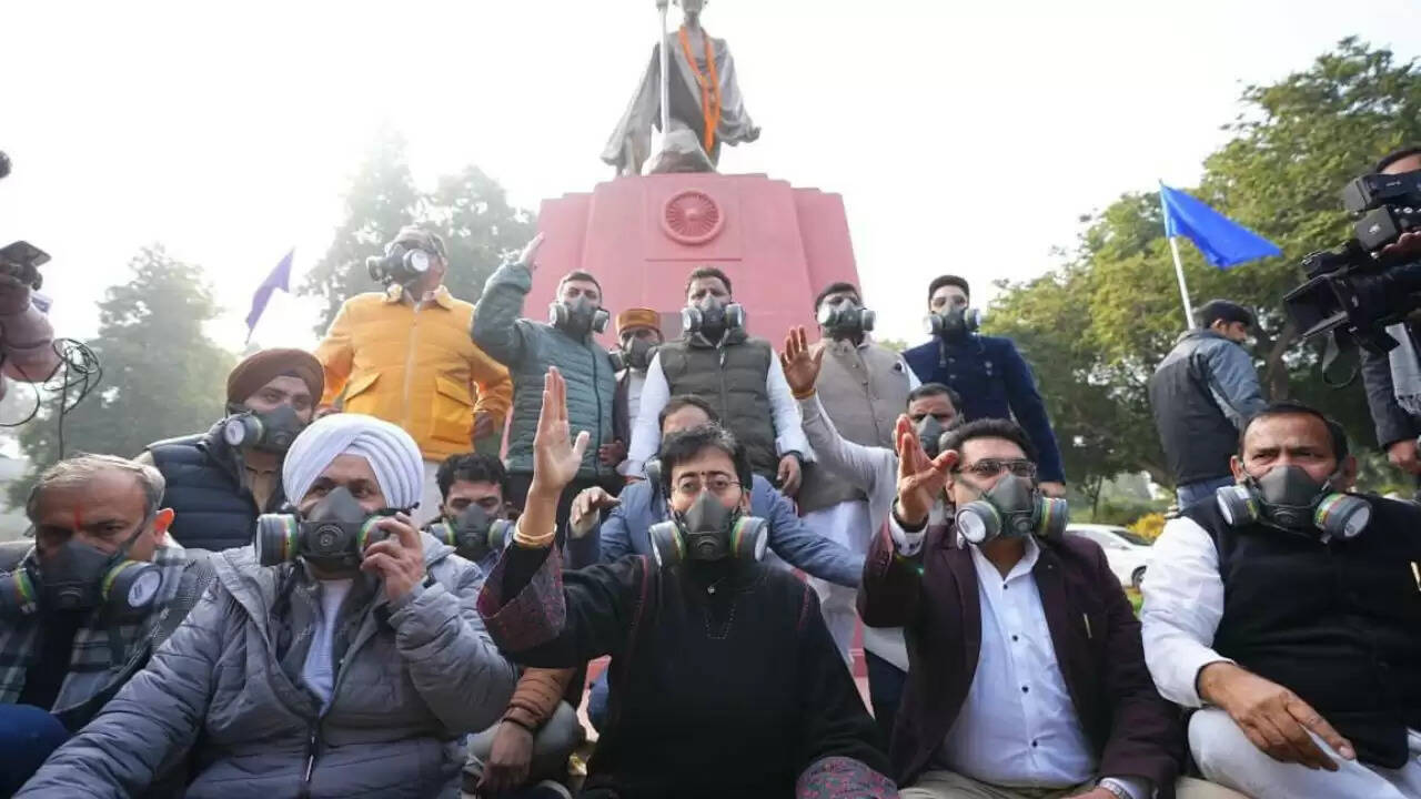 दिल्ली में प्रदूषण के खिलाफ आम आदमी पार्टी का जोरदार प्रदर्शन