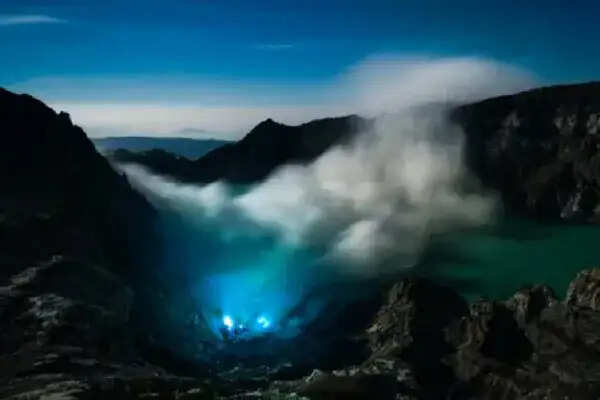 इंडोनेशिया की रहस्यमयी फिरोजी झील और नीली आग का अद्भुत दृश्य