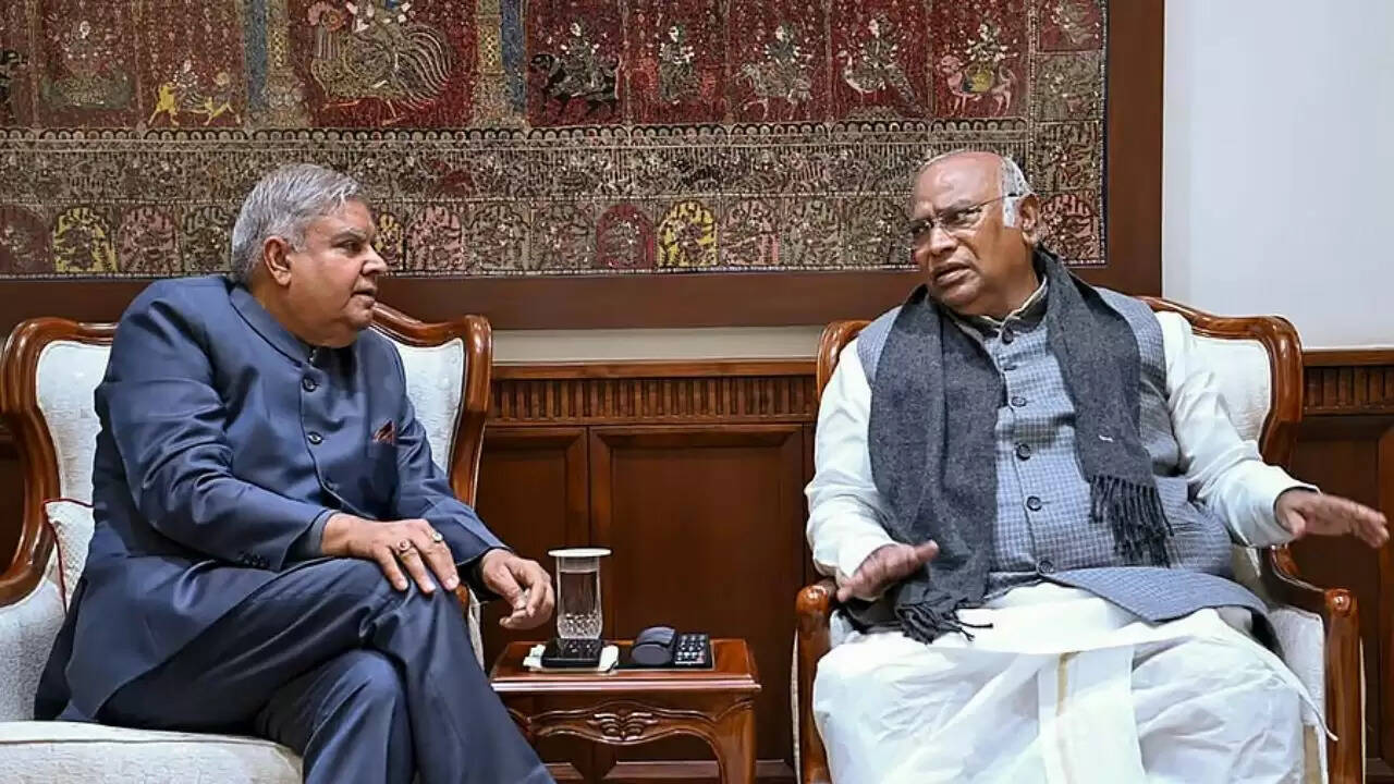 कांग्रेस अध्यक्ष ने धनखड़ के इस्तीफे पर उठाए सवाल