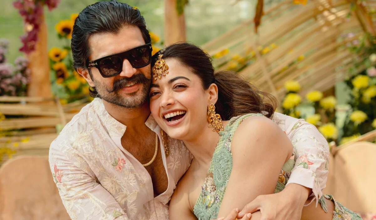 रश्मिका मंदाना और विजय देवरकोंडा ने मनाई एनिवर्सरी, भीड़ में दिखी सुरक्षा की चिंता