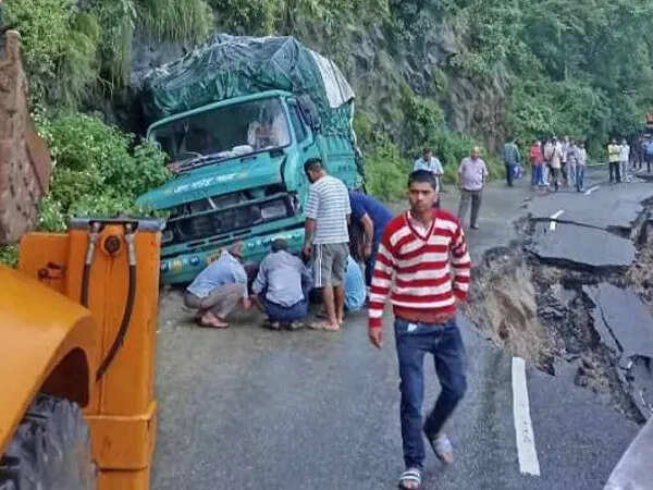 पठानकोट-डलहौज़ी हाईवे भूस्खलन से बंद, बारिश का असर