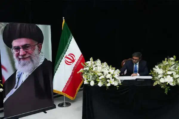 भारत ने खामेनेई की मृत्यु पर ईरान को श्रद्धांजलि दी, राजनीतिक हलचल तेज