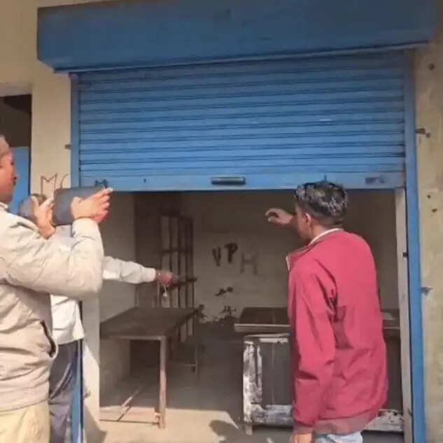 विशेष :: ममता राज में 'मुर्दों' का राशन डकार गए माफिया, 15 सालों में सरकारी खजाने को हजारों करोड़ का नुकसान