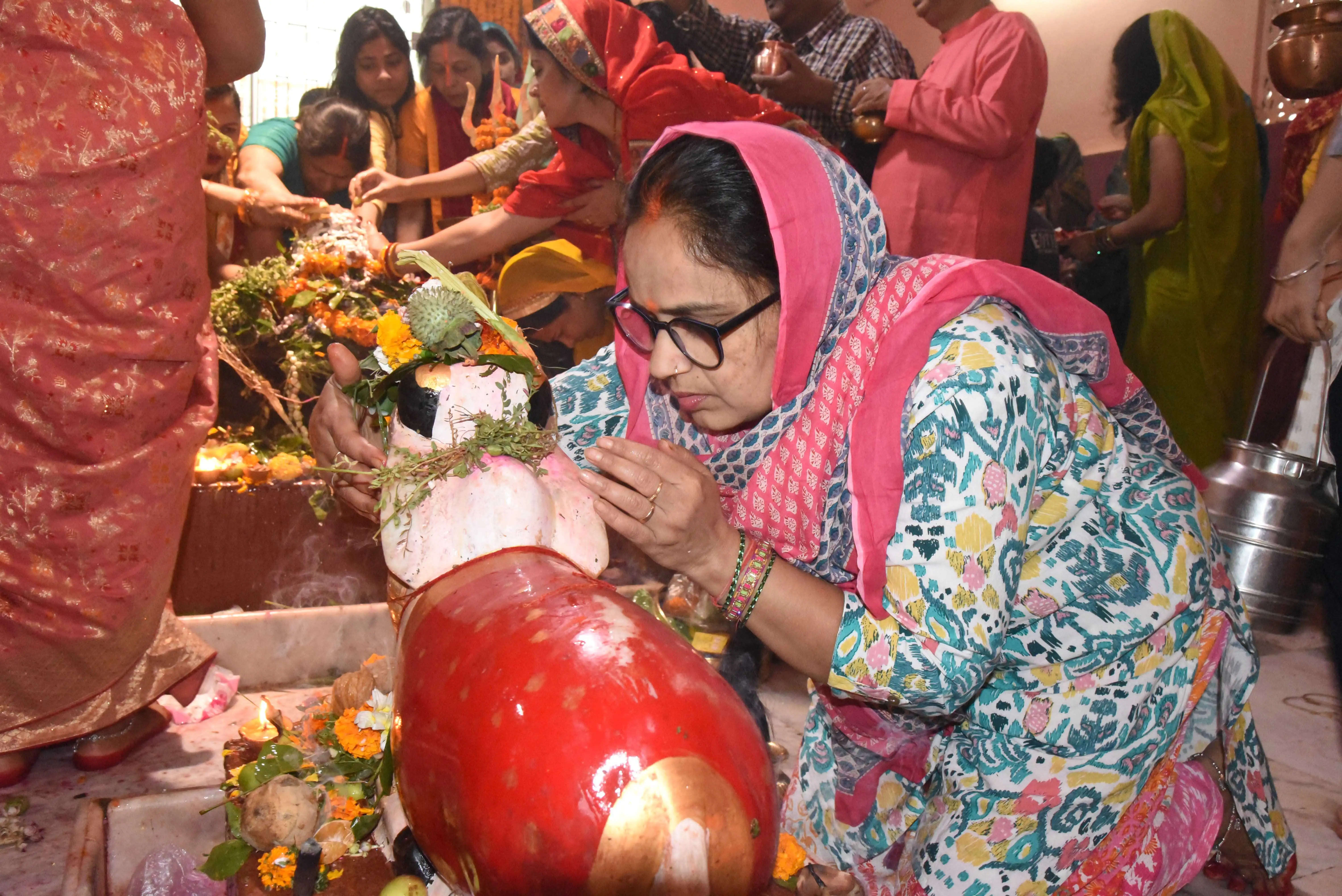 महाशिवरात्रि के मौका पर शिव मंदिर में पूजा अर्चना करते श्रद्धालु