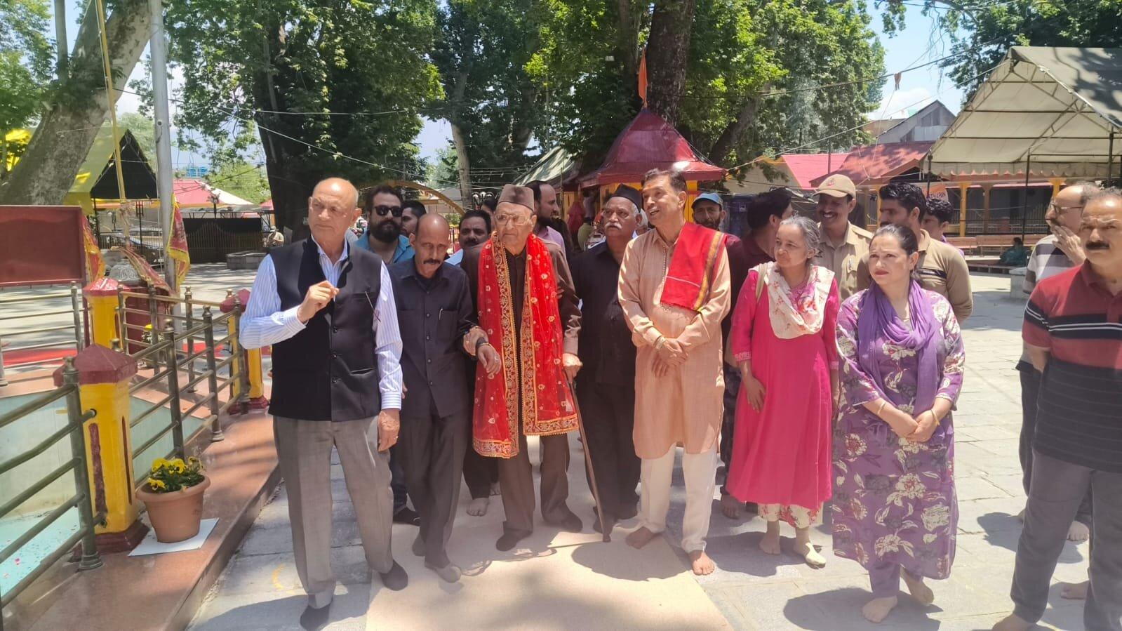 डॉ. करण सिंह ने माता खीर भवानी मंदिर का दौरा किया