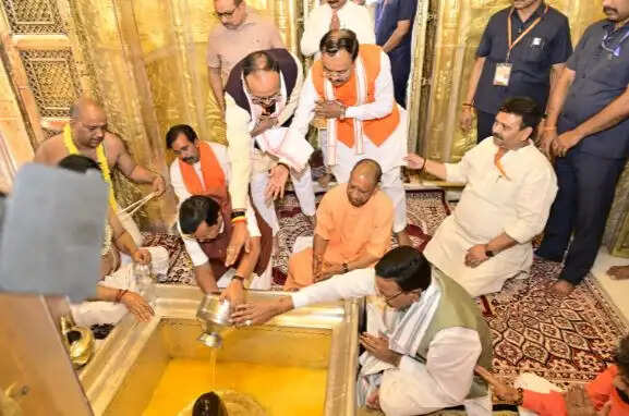 डिप्टी सीएम केशव मौर्य ने वाराणसी में बाबा विश्वनाथ के दर्शन किए